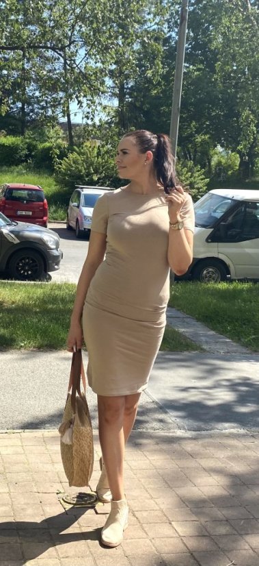 Béžové basic šaty s řetízkem ELAYA