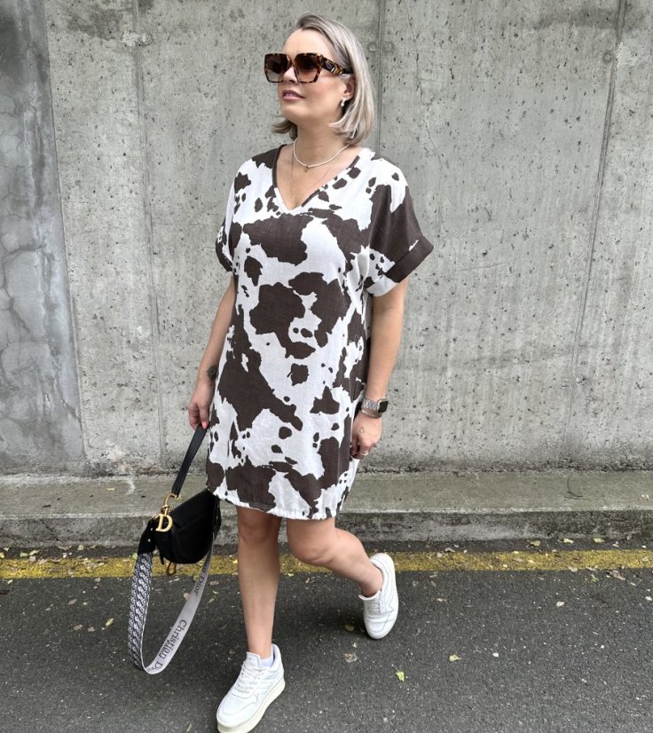 Bílé lněné šaty s tmavě hnědým vzorem COW