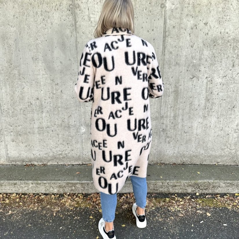 Dlouhý světle béžový kabát se vzorem písmen LETTER