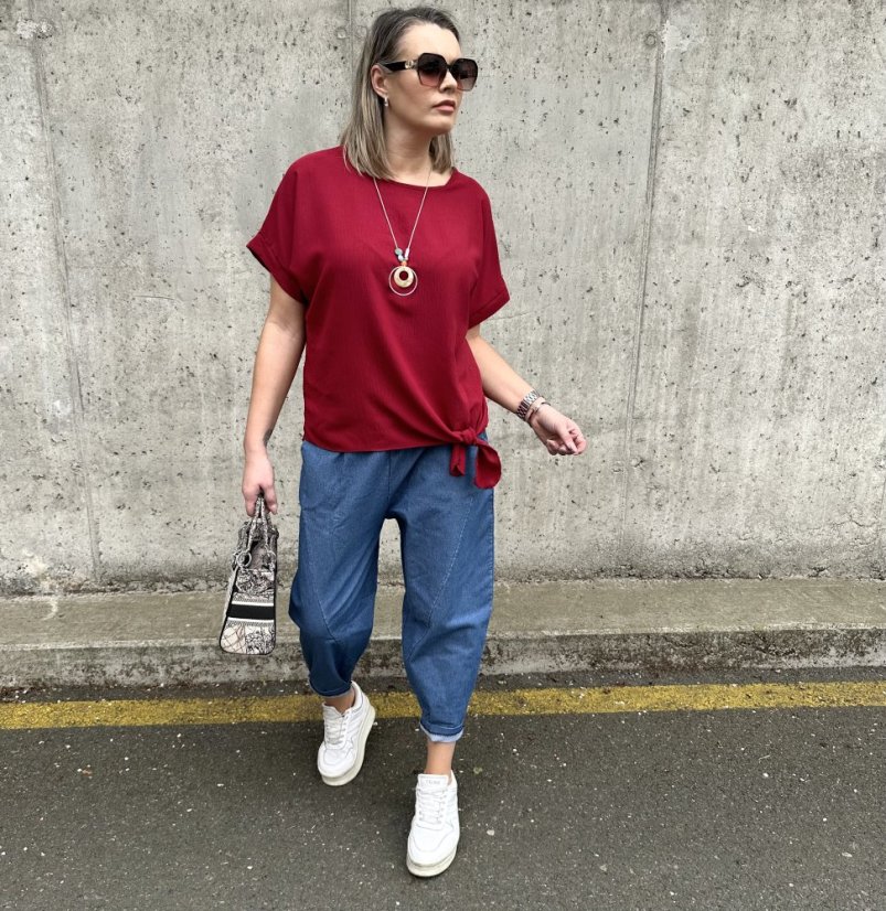 Burgundy červená halenka s uzlíkem a náhrdelníkem PRESENC