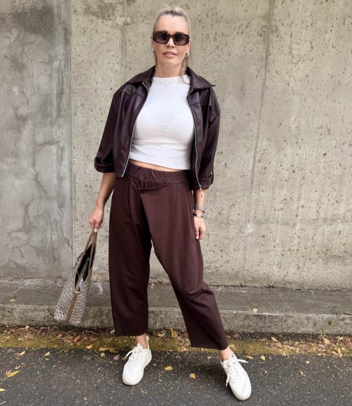 Čokoládově hnědé stylové kalhoty s překladem LUX LYRA