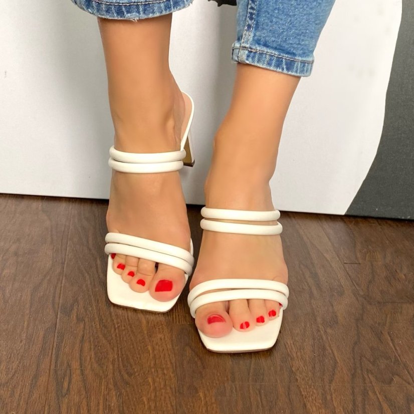 Bílé páskové pantofle na podpatku DELANY