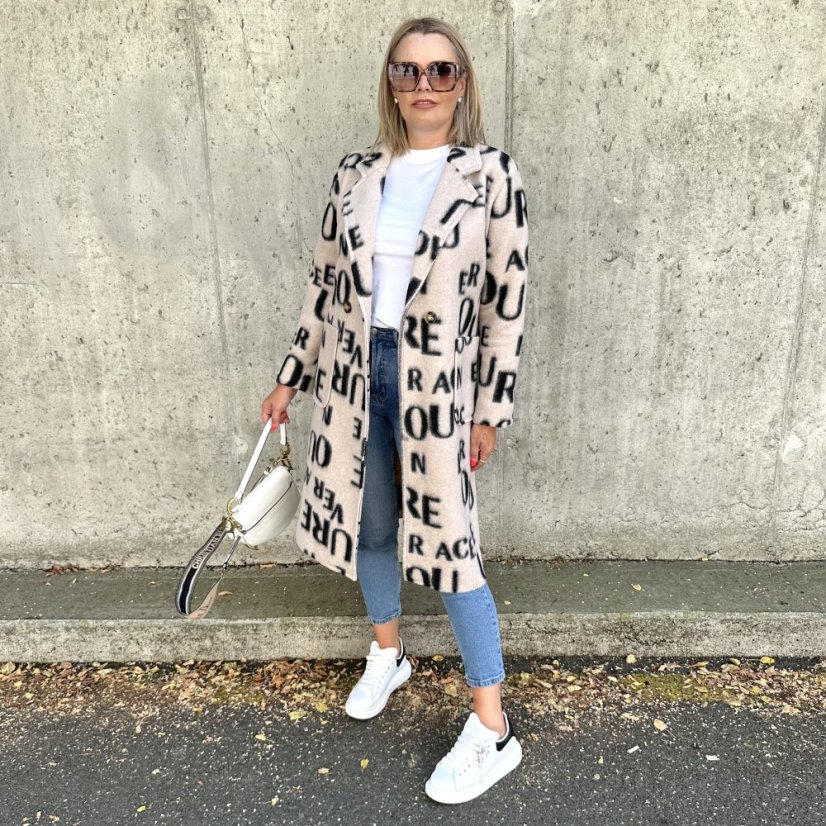 Dlouhý světle béžový kabát se vzorem písmen LETTER