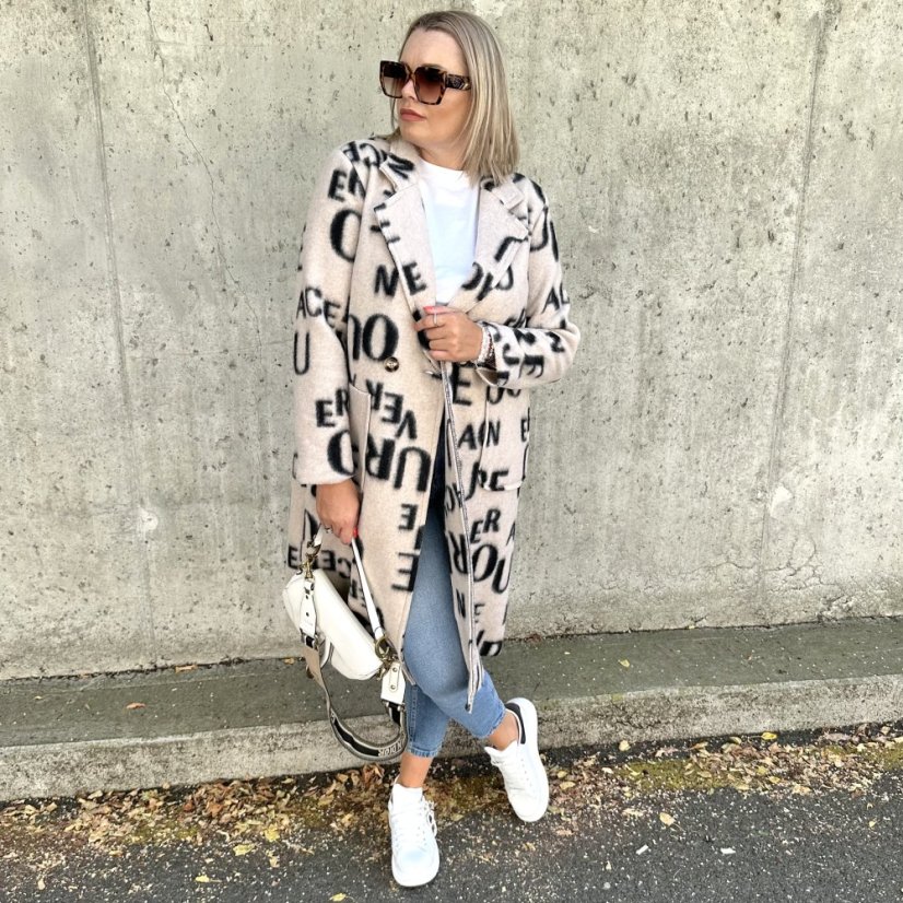 Dlouhý světle béžový kabát se vzorem písmen LETTER