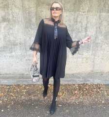 Černé plisované šaty s krajkou LORETTA