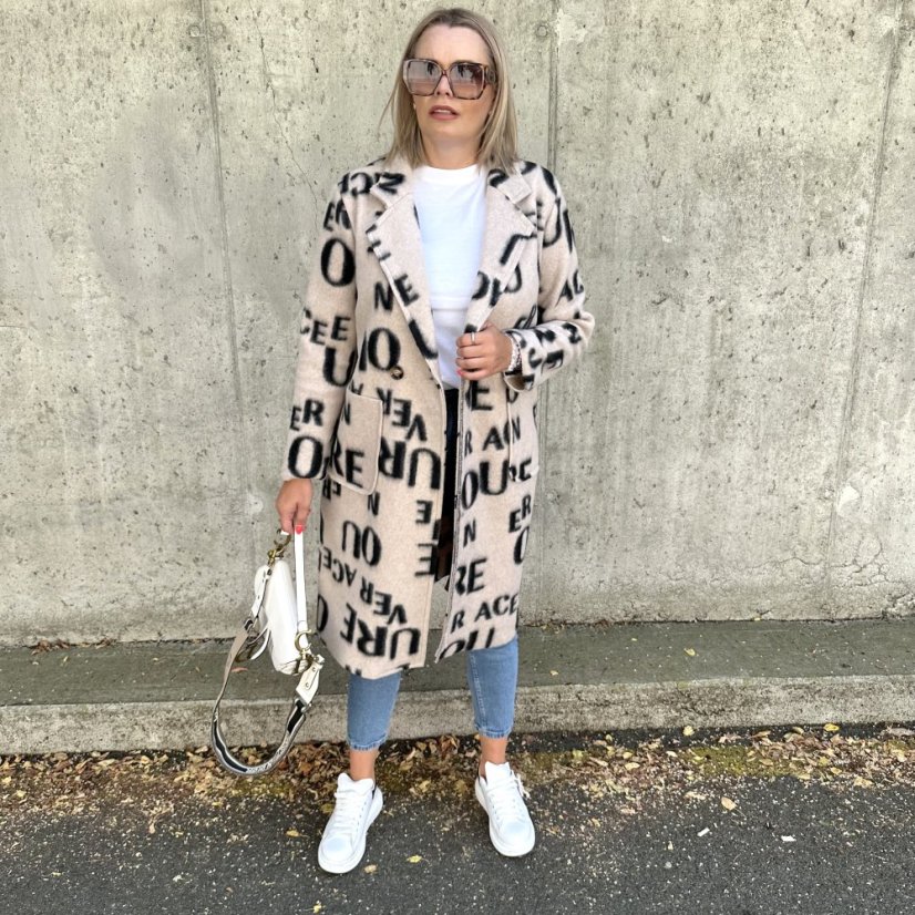 Dlouhý světle béžový kabát se vzorem písmen LETTER