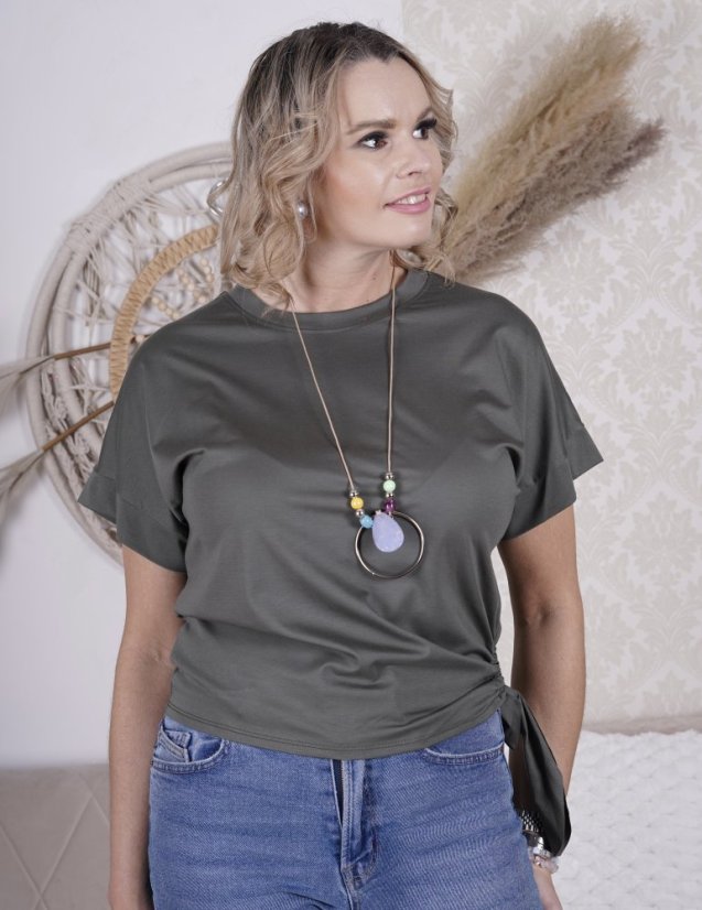 Khaki tričko s uzlíkem a náhrdelníkem KEIRA