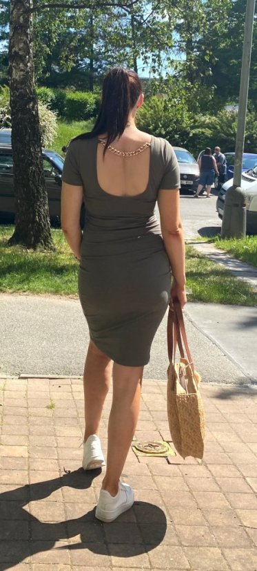 Khaki basic šaty s řetízkem ELAYA - Velikost: UNI