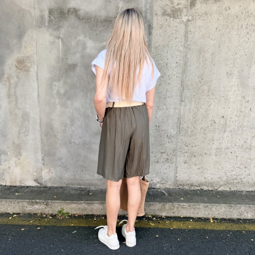 Khaki stylové bermudy se sklady a elastickým páskem SANDY