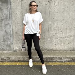 Bílá halenka s uzlíkem a náhrdelníkem PRESENC