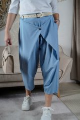 Světle modré trendy kalhoty s páskem v 7/8 délce imitace džínovina ARIA