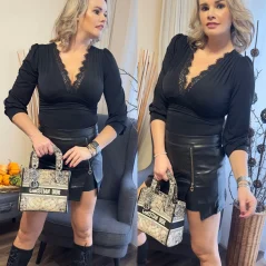 Černá halenka zdobena krajkou ve výstřihu PLAYDATE