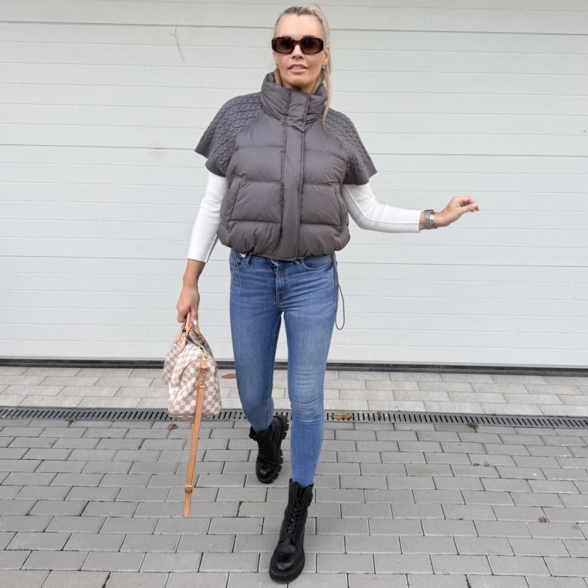 Šedá prémiová péřová vesta s pleteným detailem ASPEN