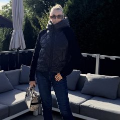 Černá trendy bunda s pletenými rukávy KENDRA