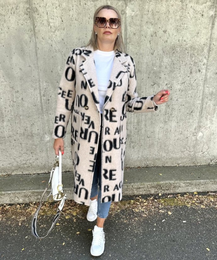 Dlouhý světle béžový kabát se vzorem písmen LETTER