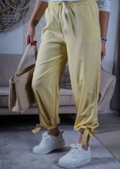 Světle žluté kalhoty se zavazováním na nohavici STEMPSY