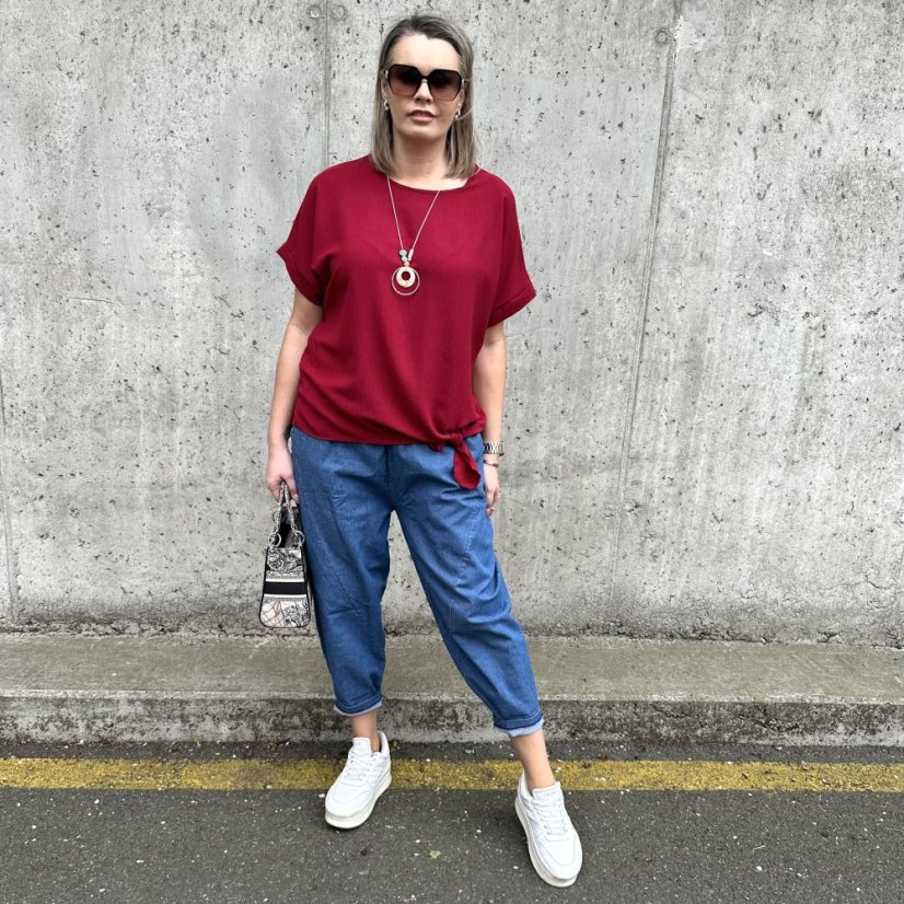 Burgundy červená halenka s uzlíkem a náhrdelníkem PRESENC