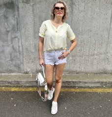 Světle žlutá halenka zdobená knoflíkem CLARITY