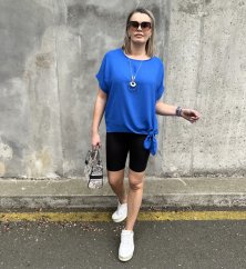 Královsky modrá halenka s uzlíkem a náhrdelníkem PRESENC