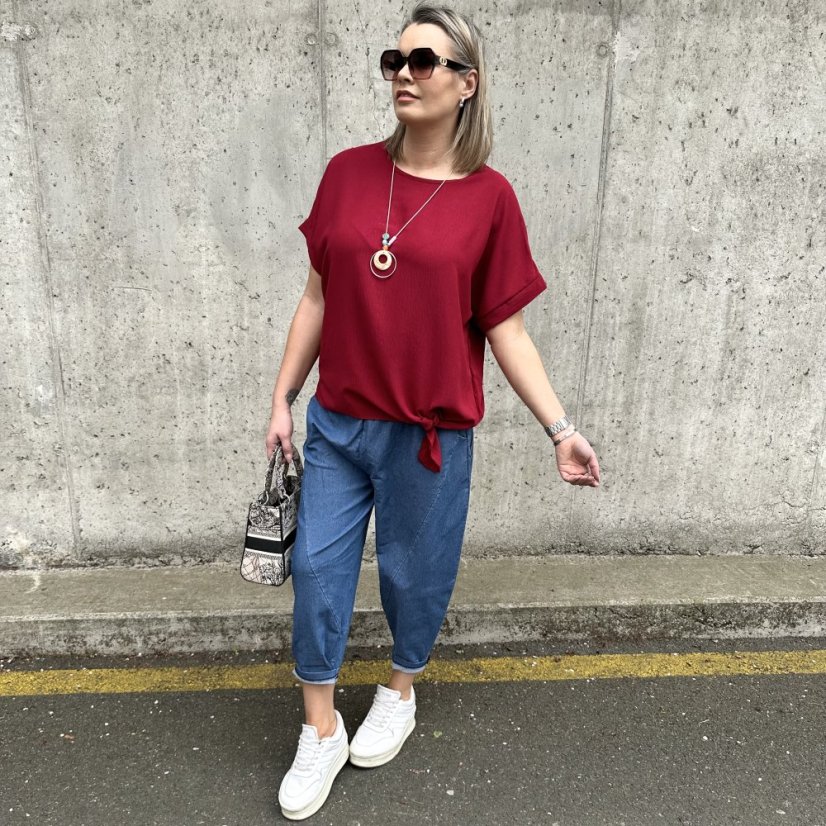 Burgundy červená halenka s uzlíkem a náhrdelníkem PRESENC