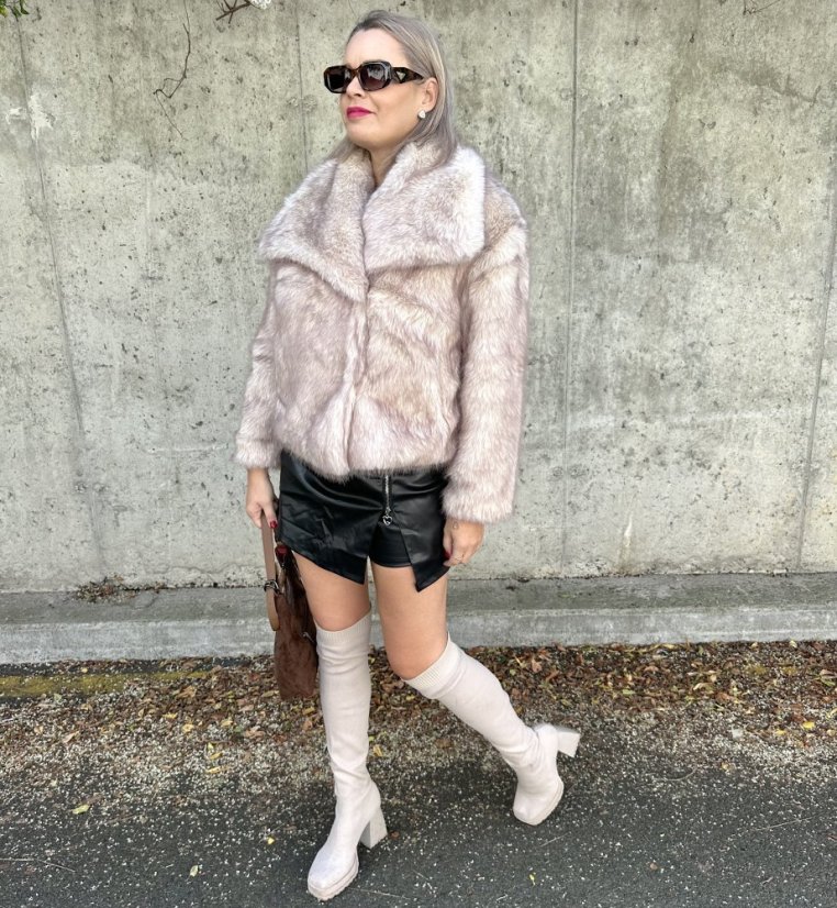 Béžový krátký kožich GLAM FUR - Velikost: UNI - Celková délka: 62 cm Prsa: 112 cm Délka rukávu od podpaží: 41 cm 