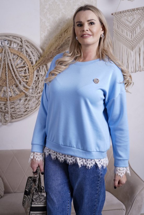 Světle modrá mikina z máslového materiálu zdobená krajkou QUEEN