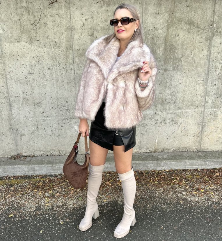 Béžový krátký kožich GLAM FUR - Velikost: UNI - Celková délka: 62 cm Prsa: 112 cm Délka rukávu od podpaží: 41 cm 