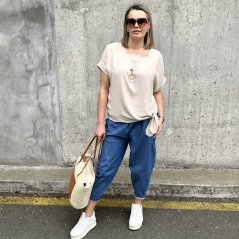 Béžová halenka s uzlíkem a náhrdelníkem PRESENC