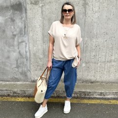 Béžová halenka s uzlíkem a náhrdelníkem PRESENC