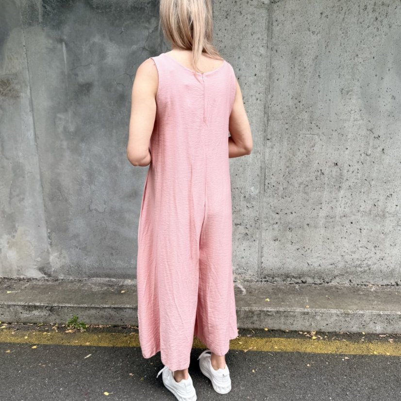 Starorůžový vzdušný overal s broží BELLE ROSE