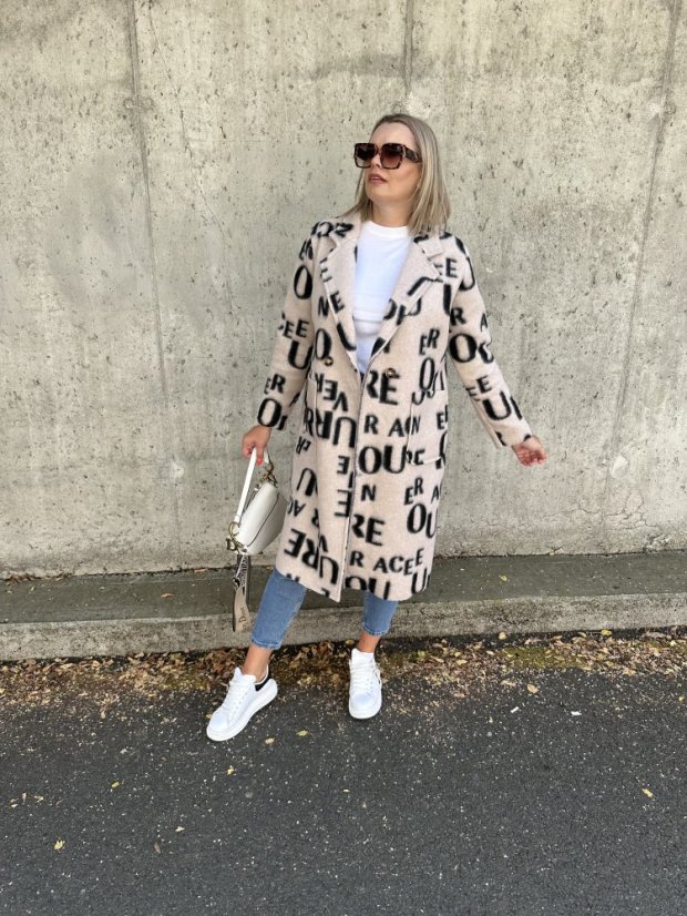 Dlouhý světle béžový kabát se vzorem písmen LETTER