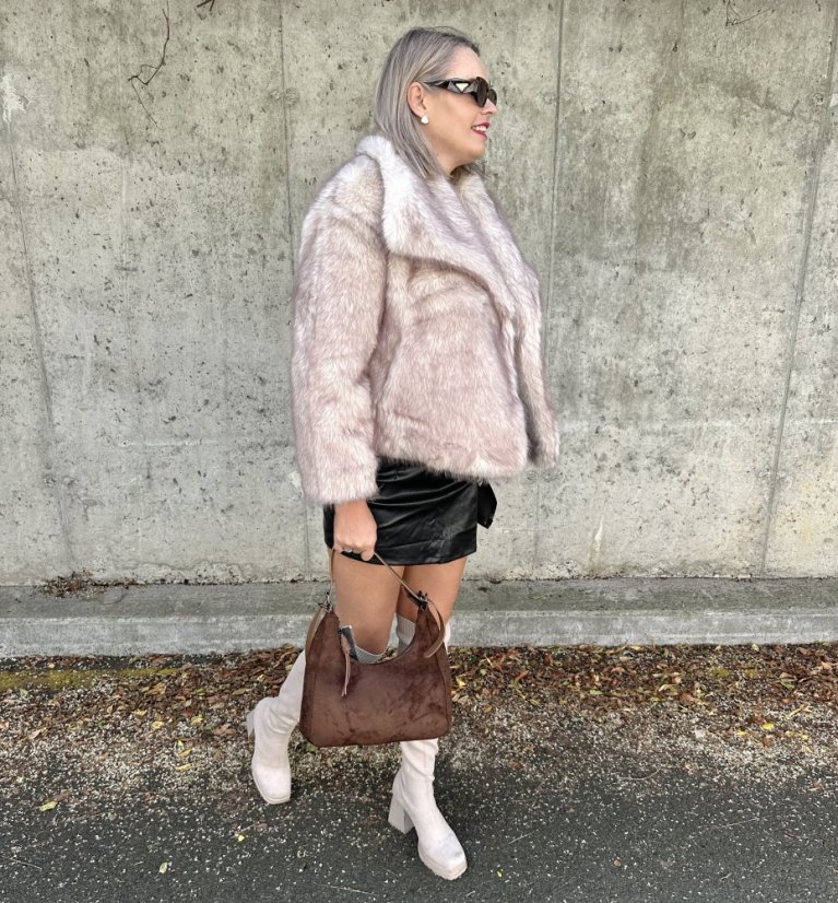 Béžový krátký kožich GLAM FUR - Velikost: UNI - Celková délka: 62 cm Prsa: 112 cm Délka rukávu od podpaží: 41 cm 