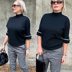 Černý svetr se stojáčkem a kontrastním zdobením PIPER