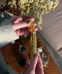 Dárková sada Pigmentový balzám na rty AIYISHA + Mandlový olejíček na rty se zlatem Qoiden + BACCARAT Prémiový parfém do kabelky 10 ml