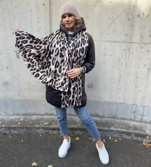 Béžová maxi šála s leopardím vzorem THERE