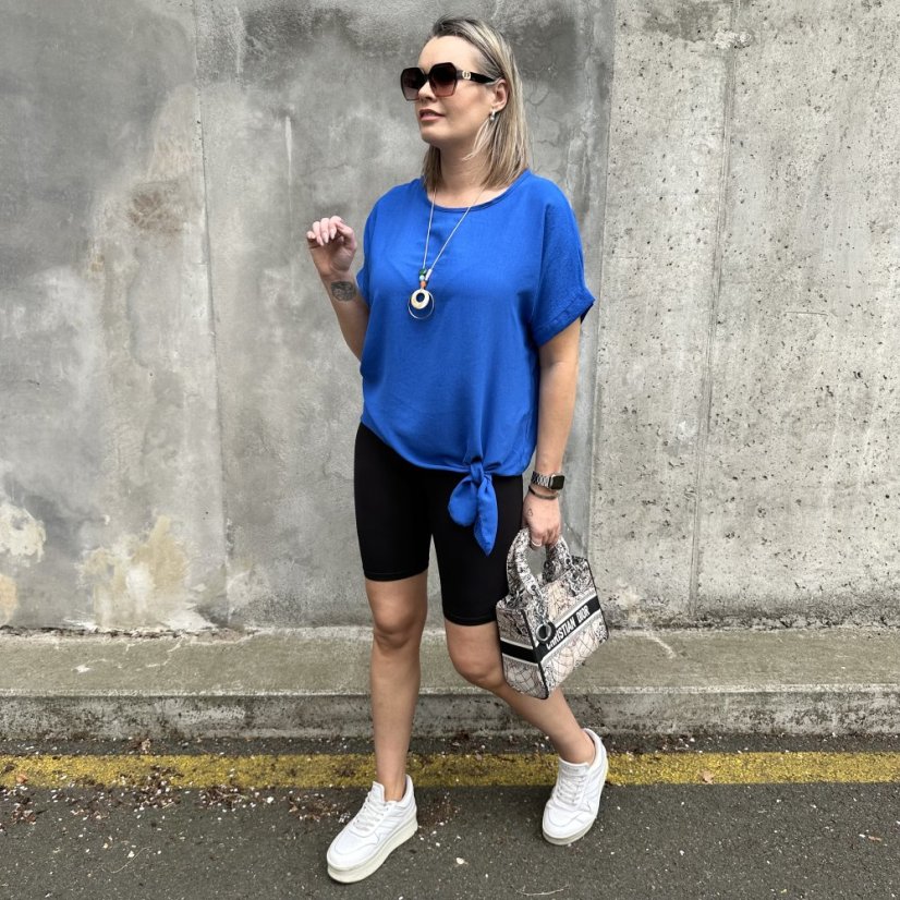 Královsky modrá halenka s uzlíkem a náhrdelníkem PRESENC