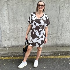 Bílé lněné šaty s tmavě hnědým vzorem COW