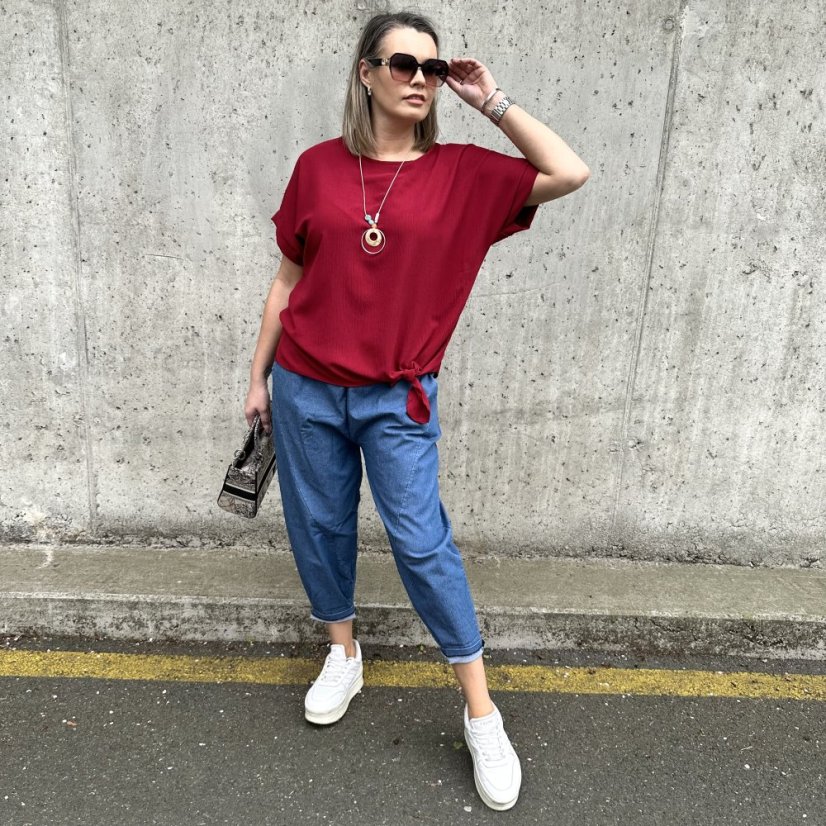 Burgundy červená halenka s uzlíkem a náhrdelníkem PRESENC