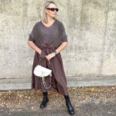 Čokoládově hnědý svetřík netopýřího střihu se stříbrnou nitkou GLIMMER