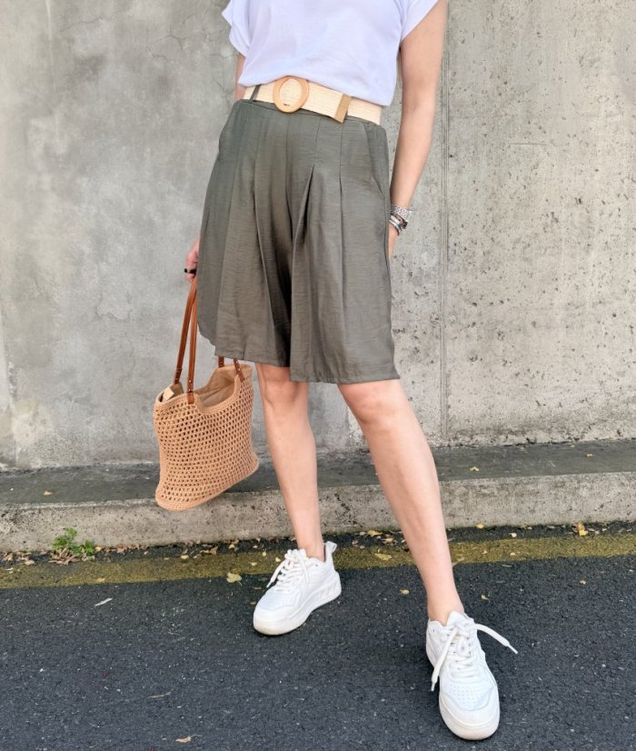 Khaki stylové bermudy se sklady a elastickým páskem SANDY