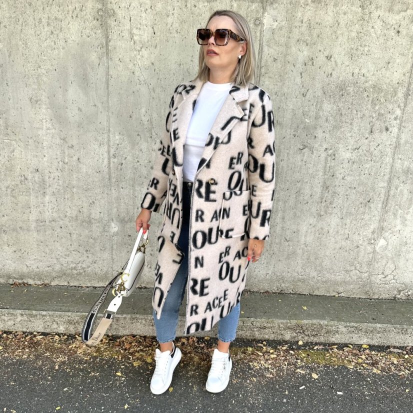 Dlouhý světle béžový kabát se vzorem písmen LETTER