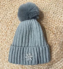 Tmavě šedá teplá čepice s bambulí SNOW