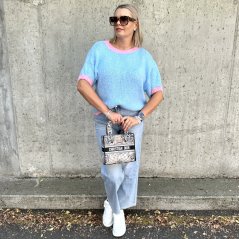 Světle modrý svetr s růžovým lemem MORENS