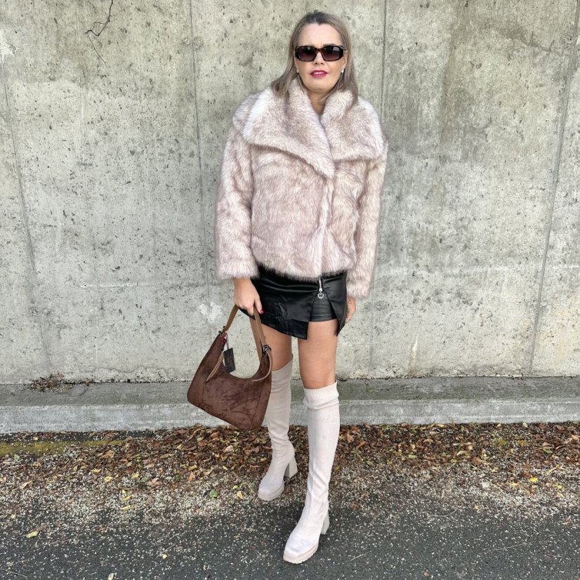 Béžový krátký kožich GLAM FUR - Velikost: UNI - Celková délka: 62 cm Prsa: 112 cm Délka rukávu od podpaží: 41 cm 