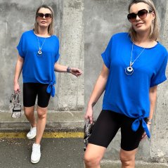 Královsky modrá halenka s uzlíkem a náhrdelníkem PRESENC