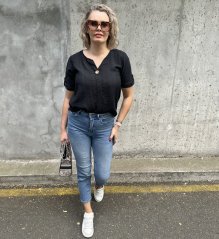 Černá halenka zdobená knoflíkem CLARITY