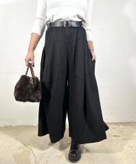 Černá kalhotová sukně s páskem MAELLA