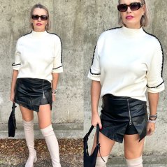 Krémový svetr se stojáčkem a kontrastním zdobením PIPER