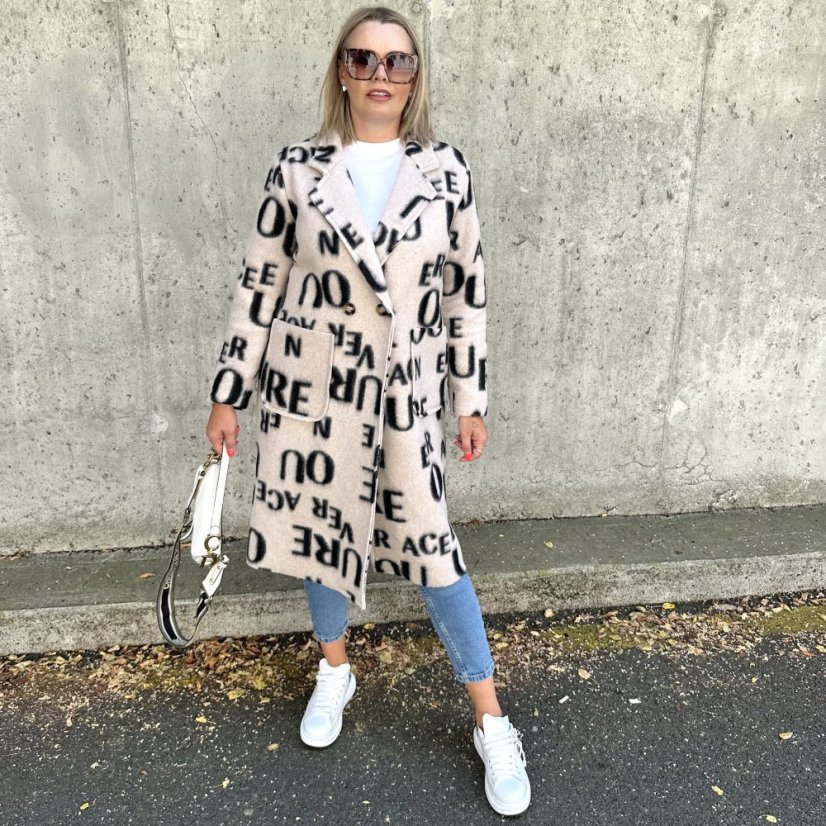 Dlouhý světle béžový kabát se vzorem písmen LETTER