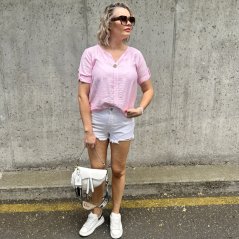 Světle růžová halenka zdobená knoflíkem CLARITY